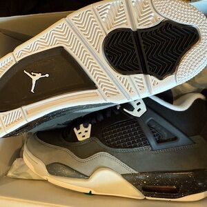 Jordan Men's Black and White Sneakers